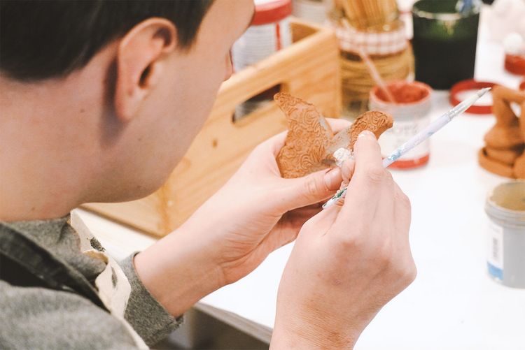 Nutzer bemalt ein filigranes Werk.