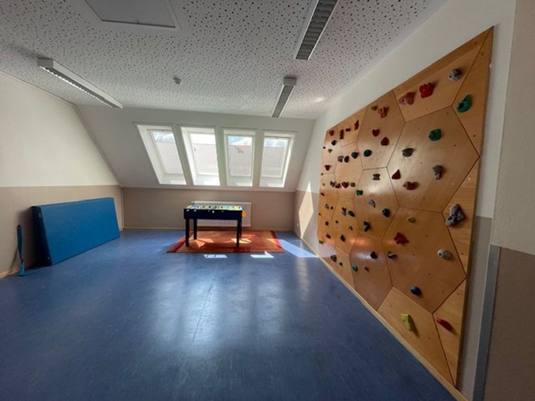 Ansicht einer Kletterwand im Juniorclub an der Grimm Grundschule Ludwigsfelde.