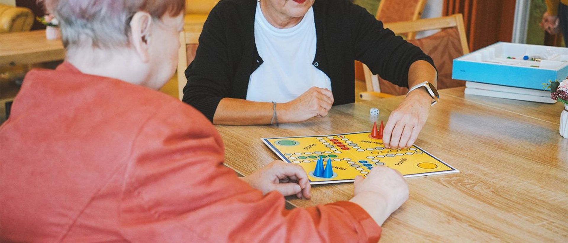 Zwei Personen spielen ein Gesellschaftsspiel.
