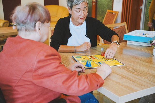 Zwei Personen spielen ein Gesellschaftsspiel.