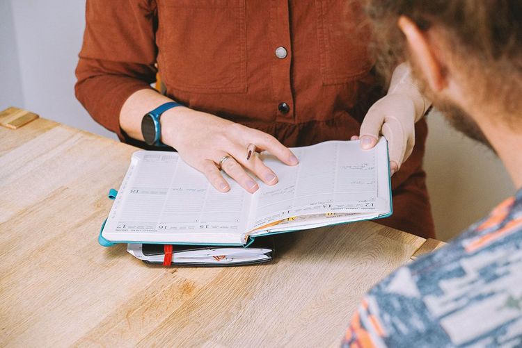 Gesprächssituation mit Kalender zur Terminsuche.
