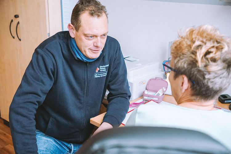 Beratungssituation zwischen Mitarbeiter und Klientin.