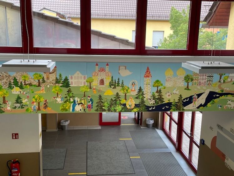 Man sieht eine Zeichnung zu Märchen - passend zum Namen der Gebrüder-Grimm-Grundschule.