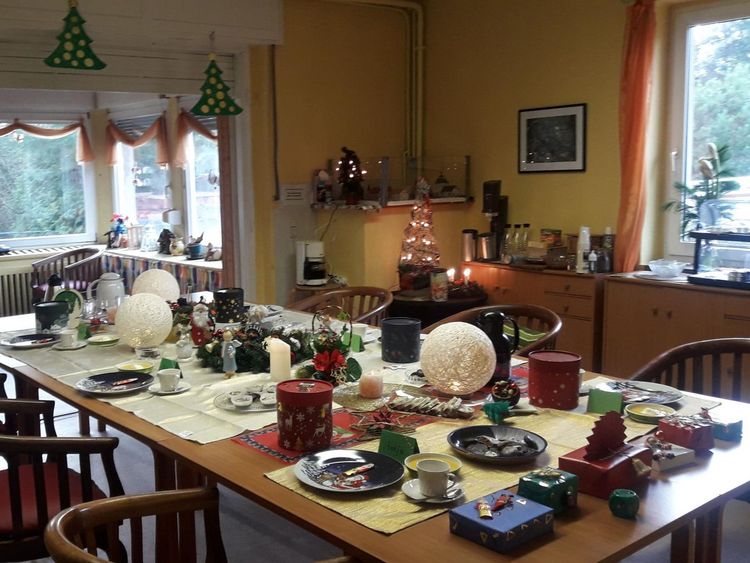 Weihnachtlich gedeckter Tisch.