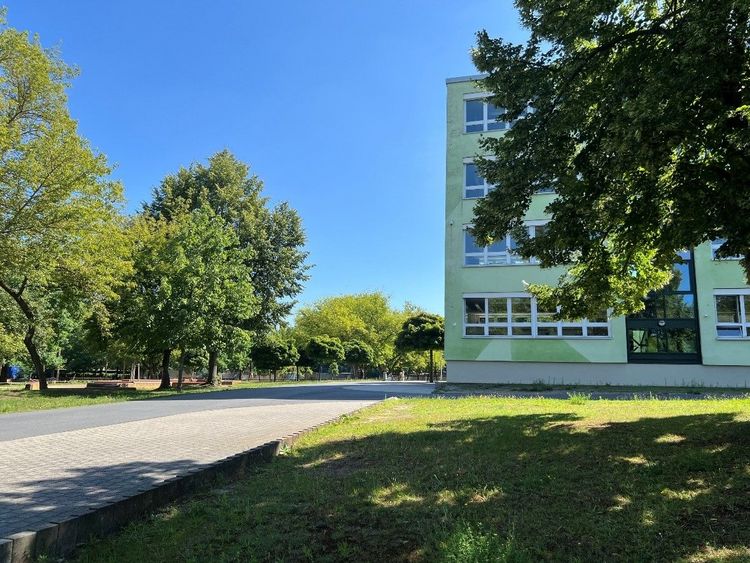 Man sieht das weitläufige Außengelände rund um unseren Juniorclub 30 Freunde.