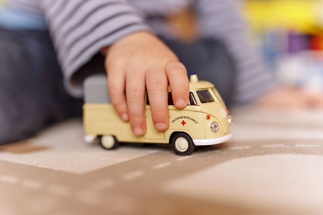 Kinderhand führt kleinen DRK-Lkw.