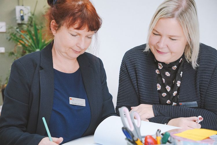 Fachkräfte des Dienstes arbeiten gemeinsam an Plänen.