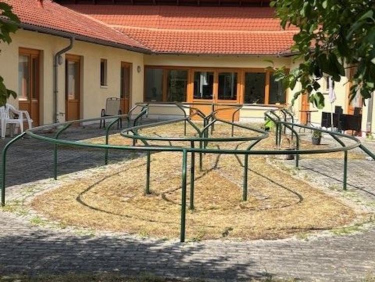 Man sieht einen altersgerechten Bewegungsparcours im Garten.