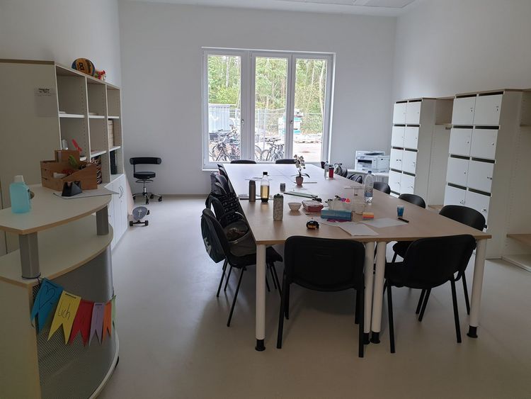 Ein großer Tisch lädt zum Basteln ein.