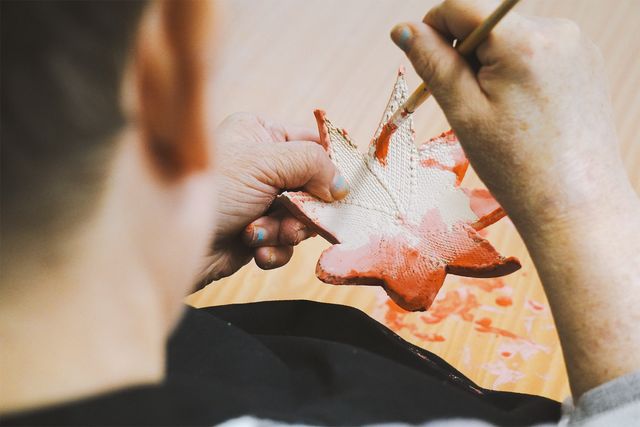 Symbolbild Inklusion Tagesstätte Keramik bemalen