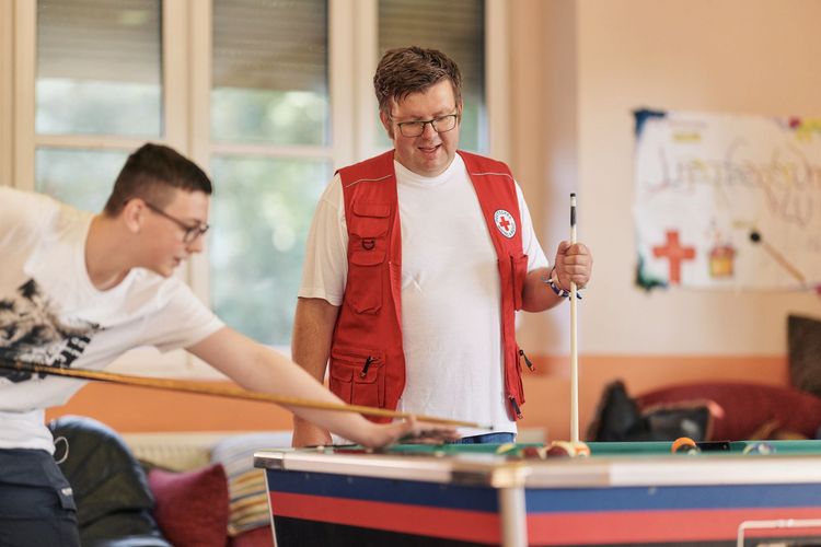Zwei Personen spielen im Jugendzentrum Billard.