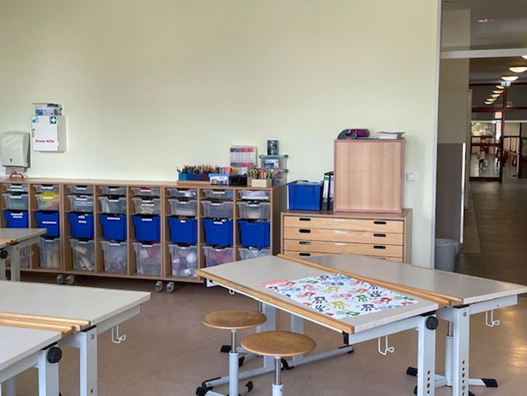 Im Kreativraum stehen viele geordnete Bastelmaterialien zur Verfügung.