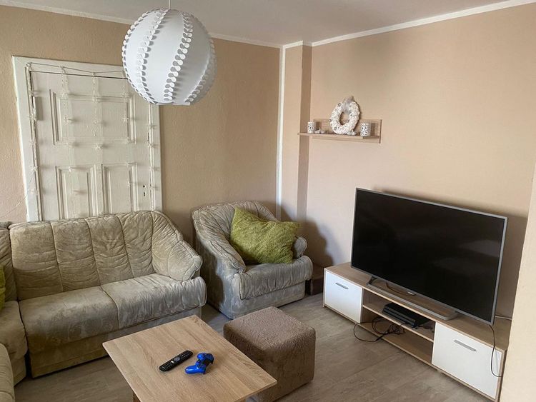 Raum mit Sofa und Fernseher im Jugendclub Golßen