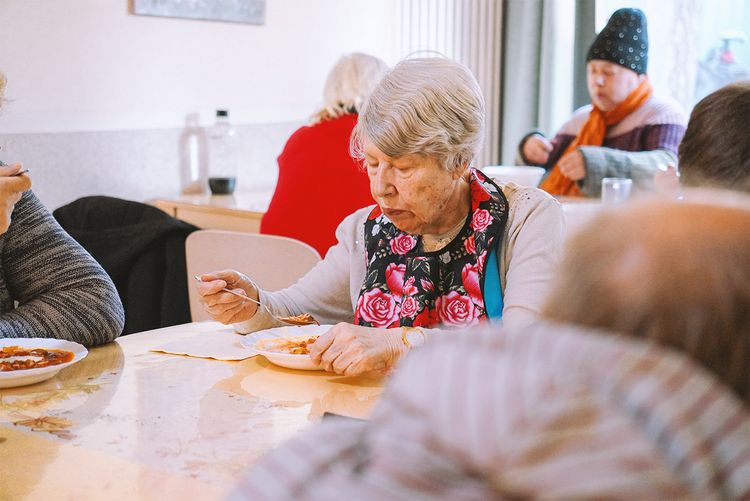 Gemeinschafft nimmt Mahlzeit gemeinsam zu sich.