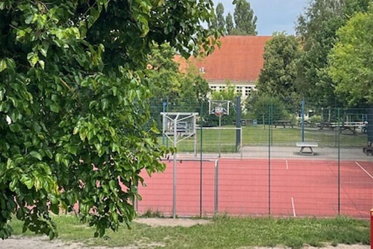 Auch ein Bolzplatz für Fußball und Basketball steht zur Verfügung.