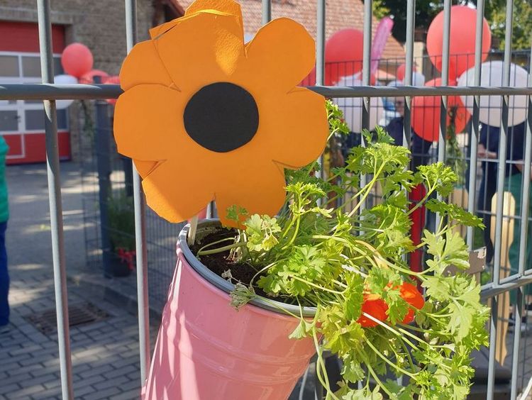 Blumendekoration verschönert den Zaun in der Kita.