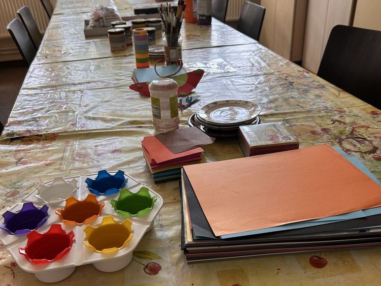 Tisch mit Bastelmaterialien eingedeckt.