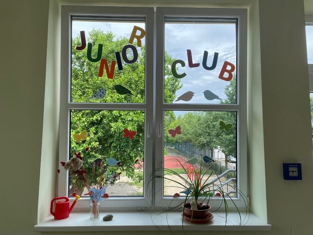 Ein Fenster, dekoriert mit Buchstaben, welche "Juniorclub" ergeben.