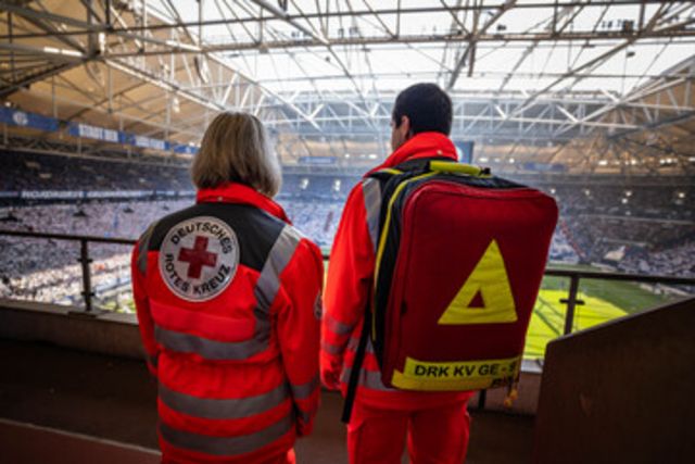Zwei Ehrenamtliche im Fußballstadion als Rettungssanitäter.