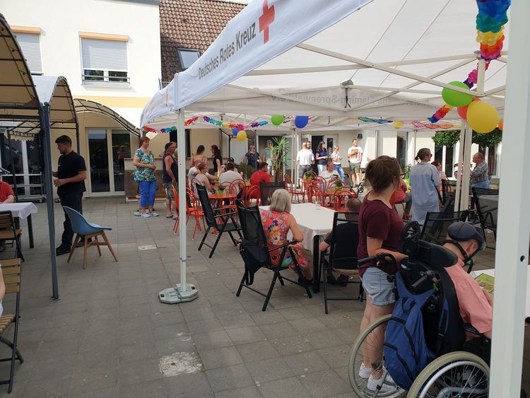Man sieht den festlich geschmückten Innenhof des Quellenhof im Rahmen einer gemeinsamen Feierlichkeit.