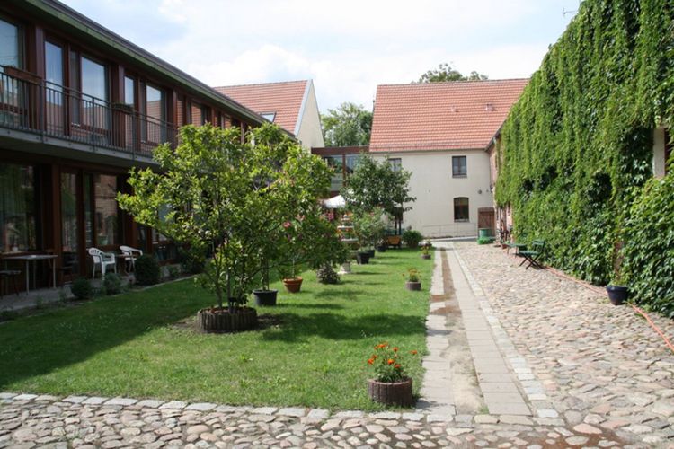 Man sieht den Innenhof des Hof Gerhard.