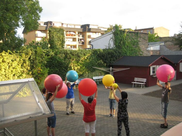 Bewohner unserer WG machen gemeinsam Sport auf dem Hof.