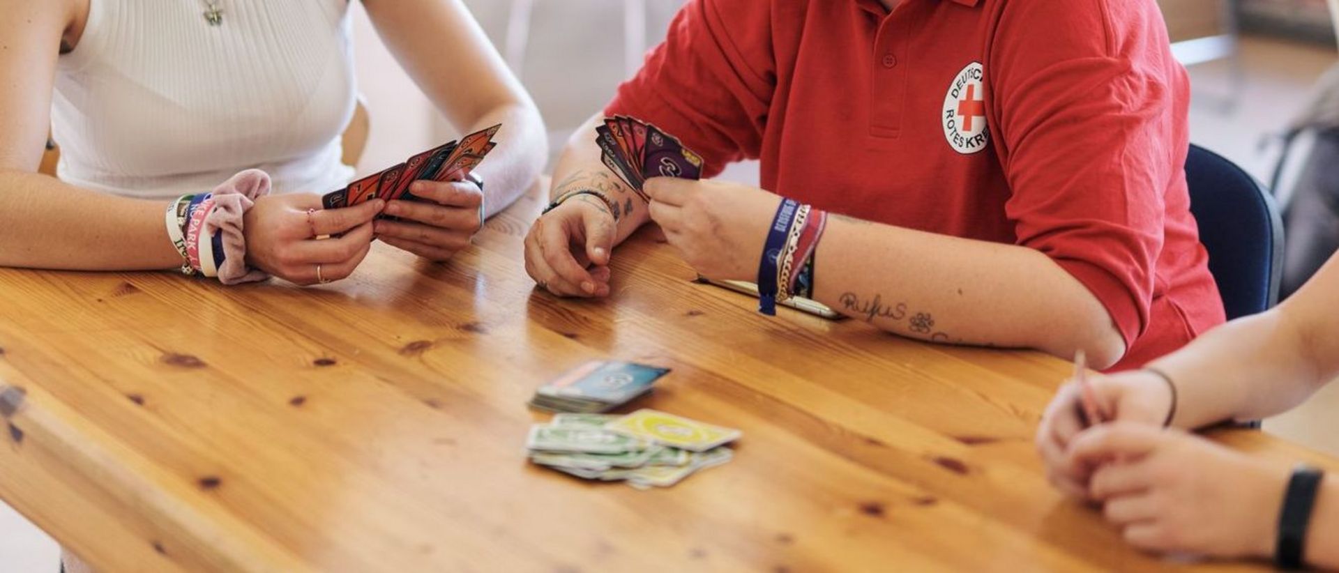 Karten spielen im Jugendzentrum