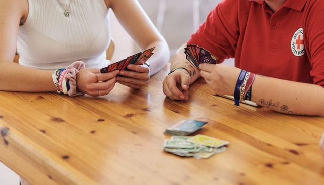Karten spielen im Jugendzentrum.