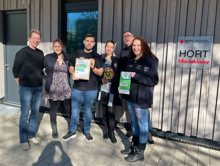 Das Team des Hort Glückskinder freut sich über die Zertifizierung zum Haus in dem Kinder forschen.