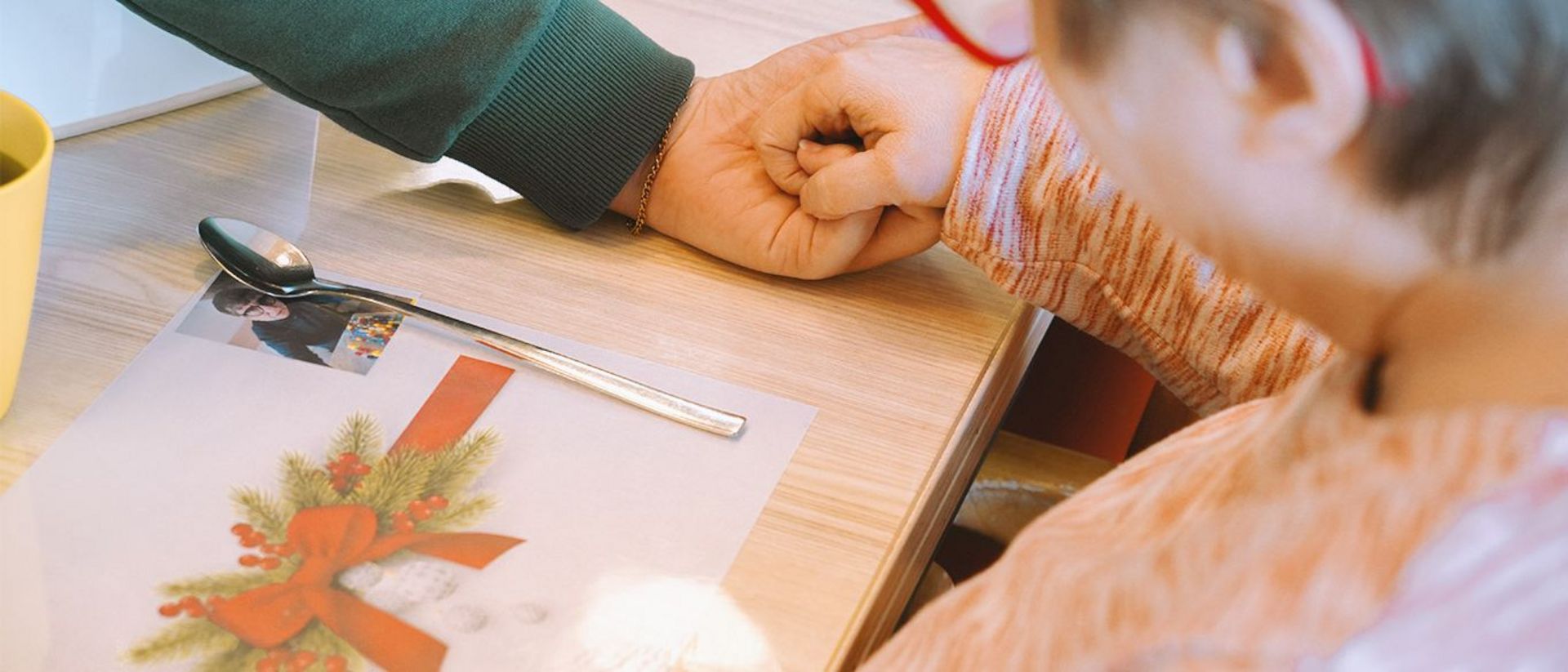 Zwei Hände greifen ineinander und symbolisieren Zusammenhalt.